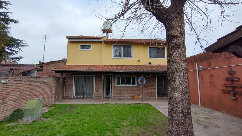 Espectacular casa con lote y piscina en Hurlingham