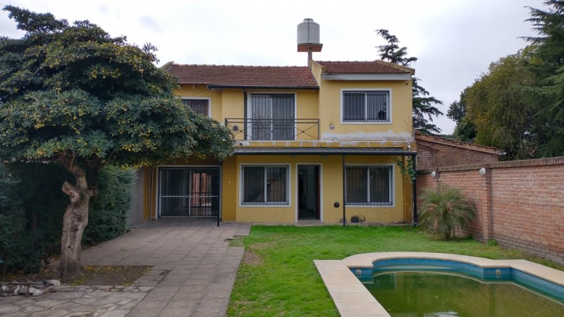 Espectacular casa con lote y piscina en Hurlingham