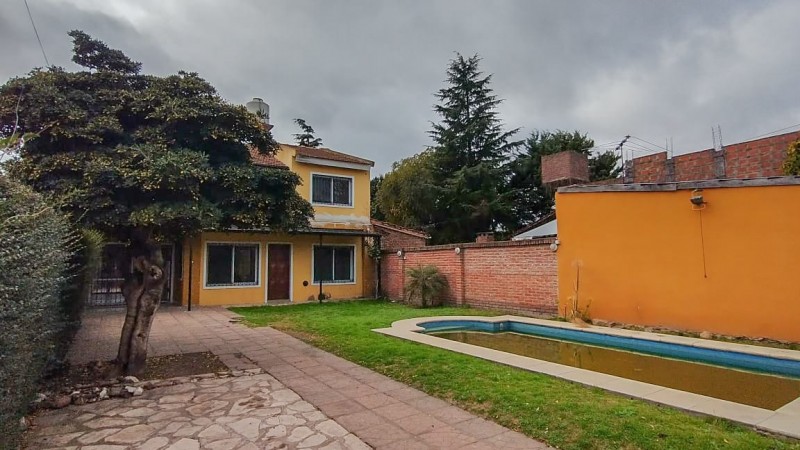 Espectacular casa con lote y piscina en Hurlingham