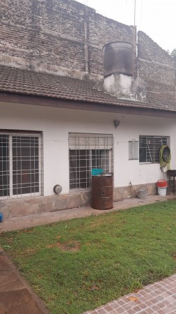 Casa al frente y segunda propiedad al fondo