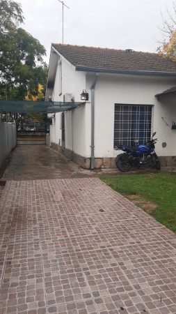 Casa al frente y segunda propiedad al fondo