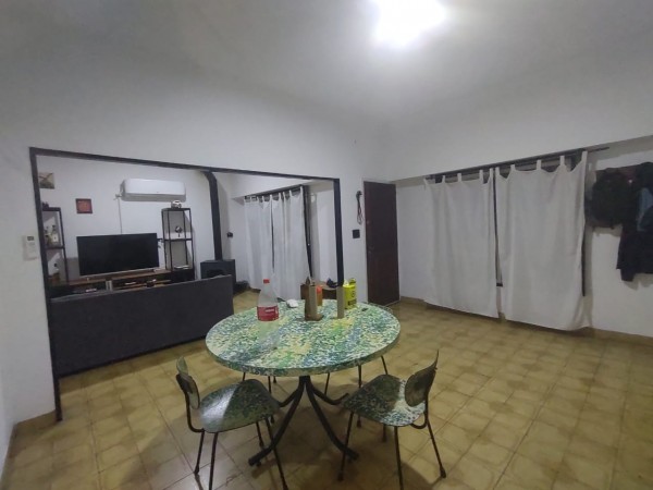 Casa al frente y segunda propiedad al fondo