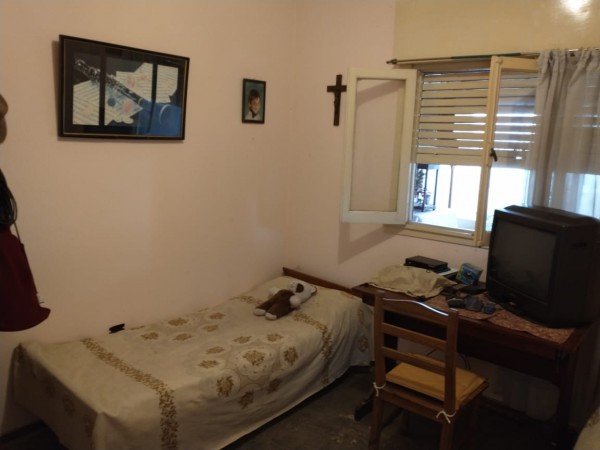 Casa en Villa Tesei con gran galpón al fondo