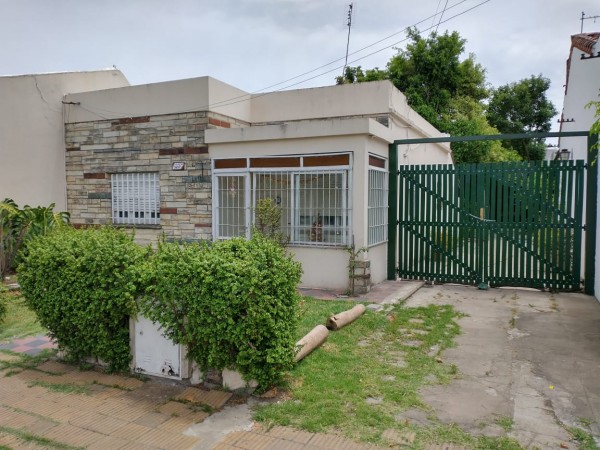 Casa en Villa Tesei con gran galpón al fondo
