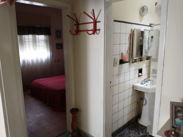 Casa en Villa Tesei con gran galpón al fondo