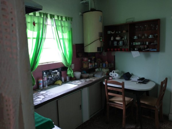 Casa en Villa Tesei con gran galpón al fondo