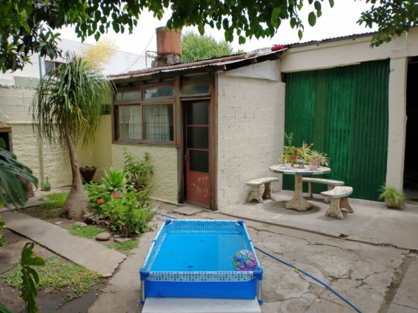 Casa en Villa Tesei con gran galpón al fondo