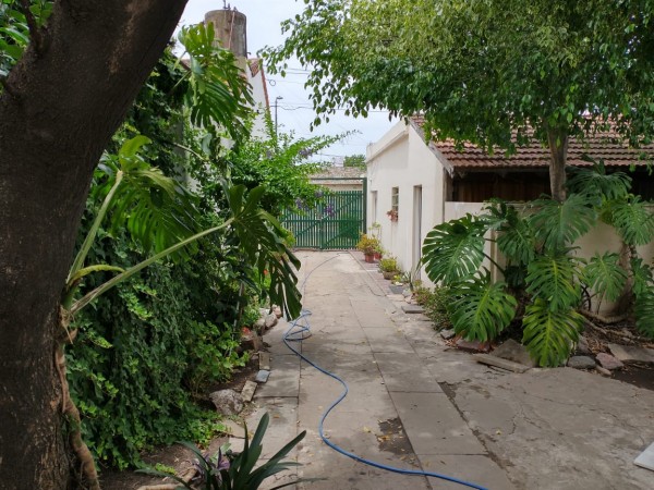 Casa en Villa Tesei con gran galpón al fondo