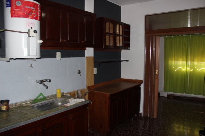 Casa con Departamento y Locales Villa Club al lado del Porteño