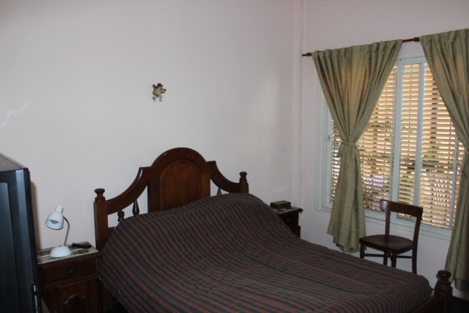 Casa con Departamento y Locales Villa Club al lado del Porteño