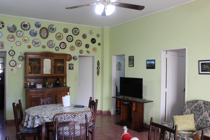 Casa con Departamento y Locales Villa Club al lado del Porteño