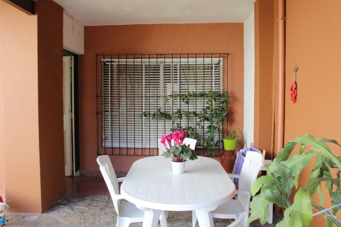 Casa con Departamento y Locales Villa Club al lado del Porteño
