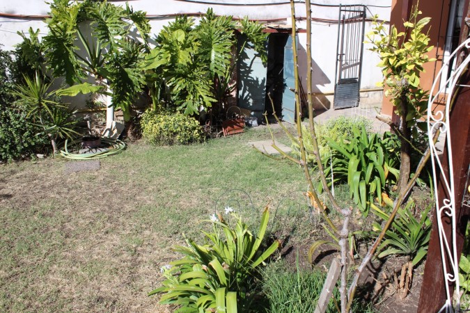 Casa con Departamento y Locales Villa Club al lado del Porteño