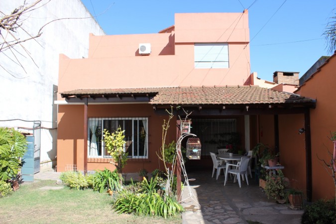Casa con Departamento y Locales Villa Club al lado del Porteño