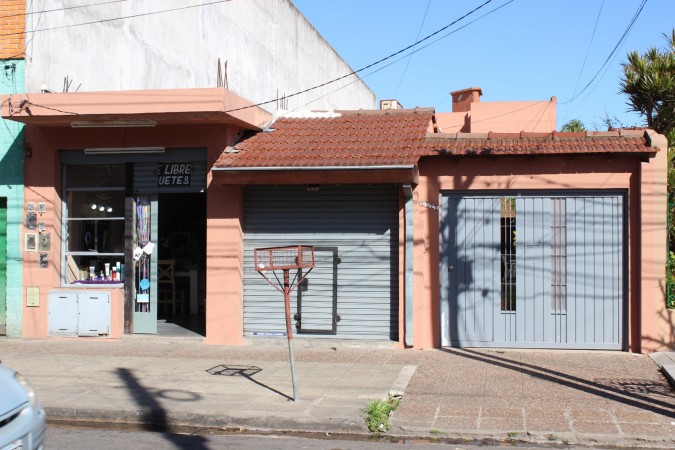 Casa con Departamento y Locales Villa Club al lado del Porteño