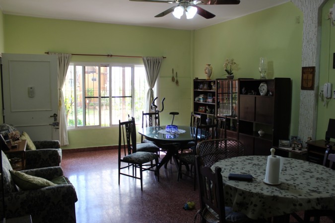 Casa con Departamento y Locales Villa Club al lado del Porteño