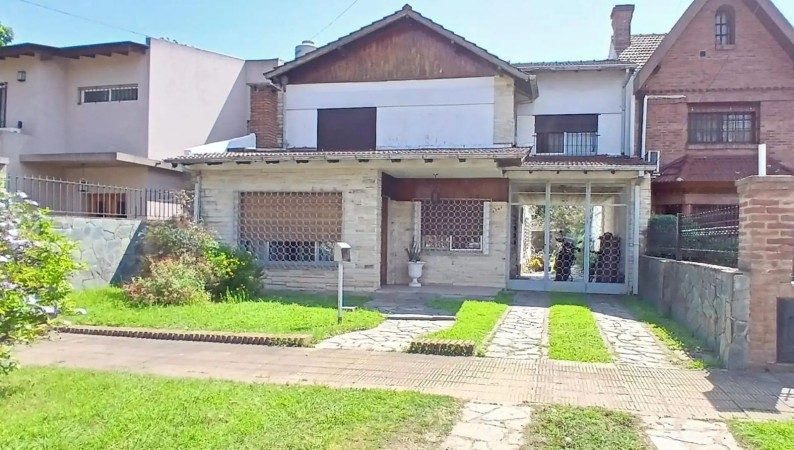 Casa con amplio parque sobre Pasaje Cintra Hurlingham