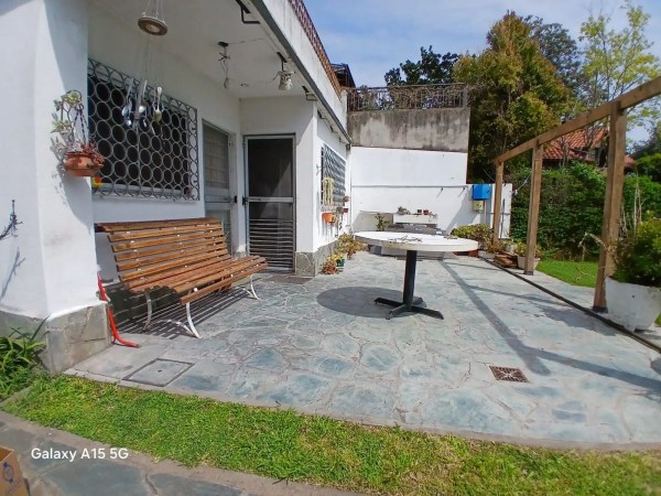 Casa con amplio parque sobre Pasaje Cintra Hurlingham