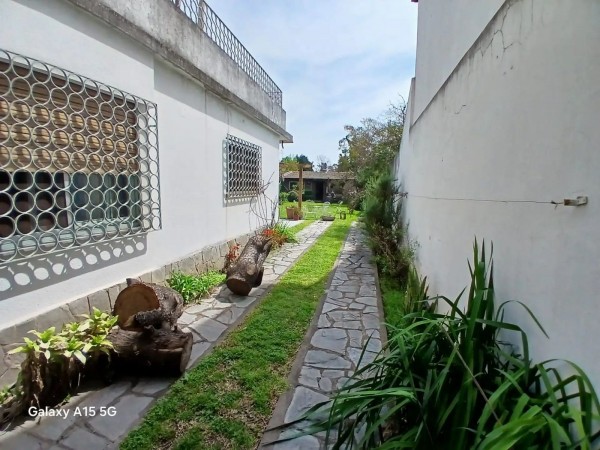 Casa con amplio parque sobre Pasaje Cintra Hurlingham