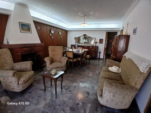Casa con amplio parque sobre Pasaje Cintra Hurlingham