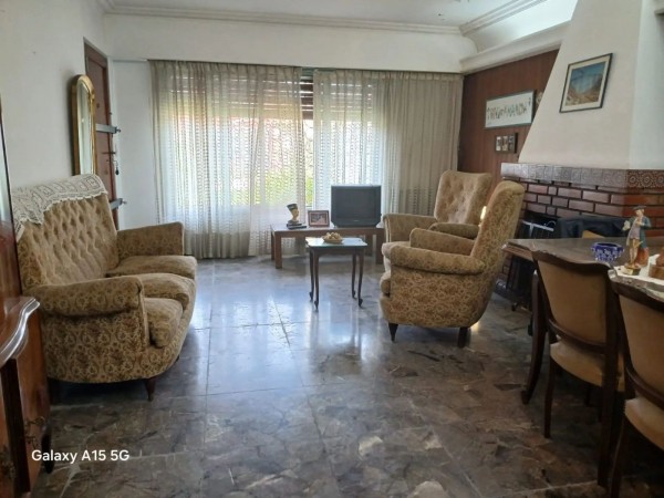 Casa con amplio parque sobre Pasaje Cintra Hurlingham