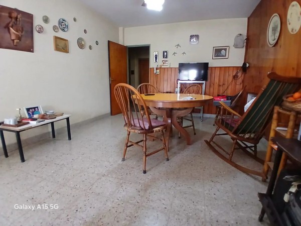 Casa con amplio parque sobre Pasaje Cintra Hurlingham