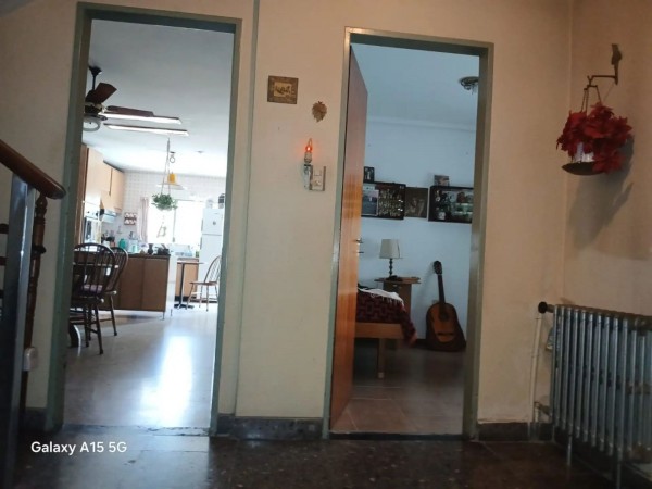 Casa con amplio parque sobre Pasaje Cintra Hurlingham
