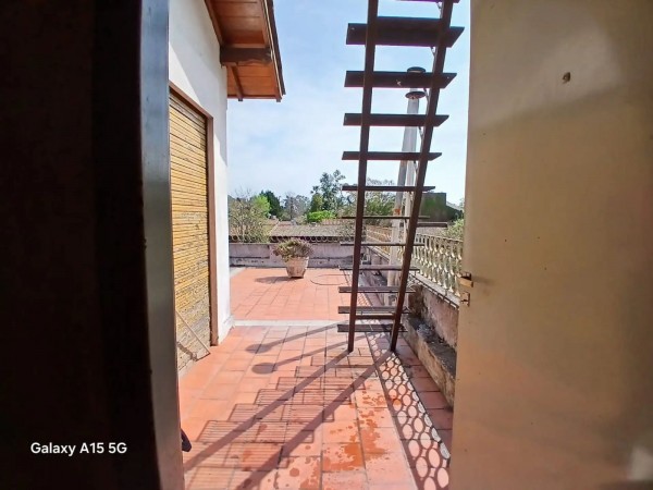 Casa con amplio parque sobre Pasaje Cintra Hurlingham