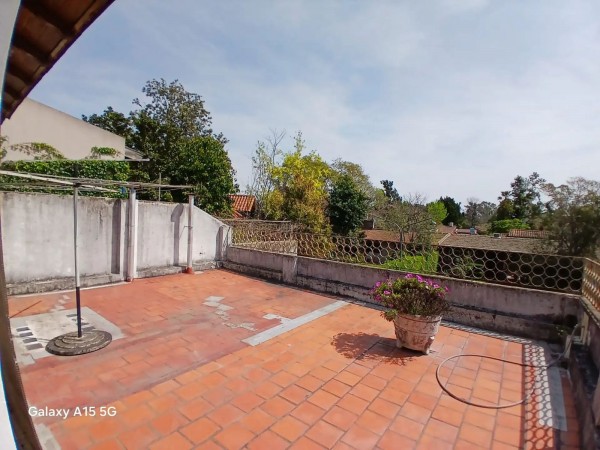 Casa con amplio parque sobre Pasaje Cintra Hurlingham
