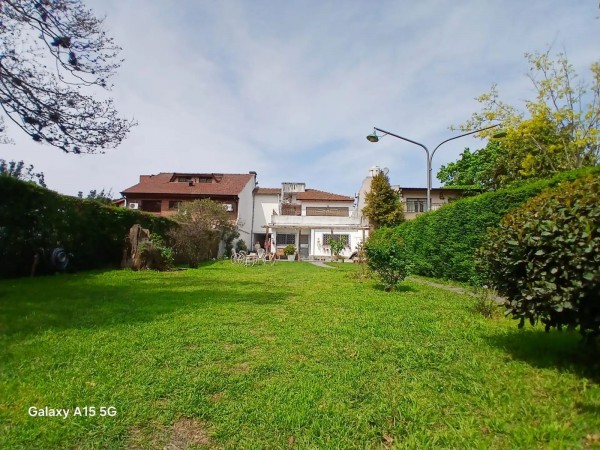 Casa con amplio parque sobre Pasaje Cintra Hurlingham