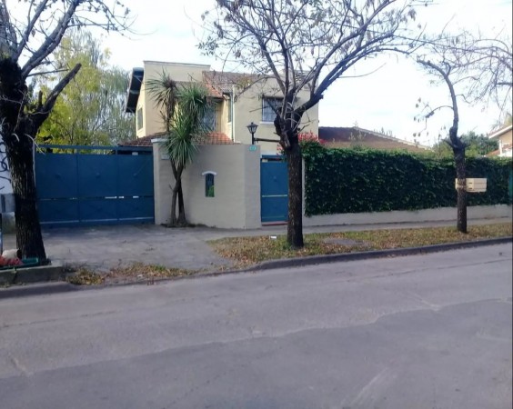 Casa quinta con parque y piscina.