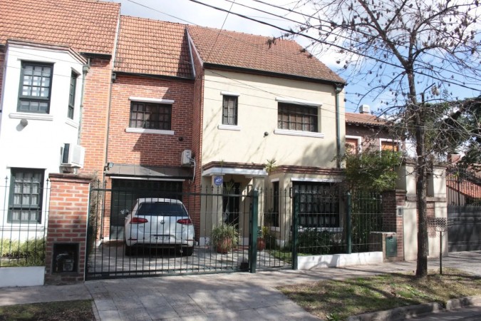 Casa triplex en centro de Hurlingham