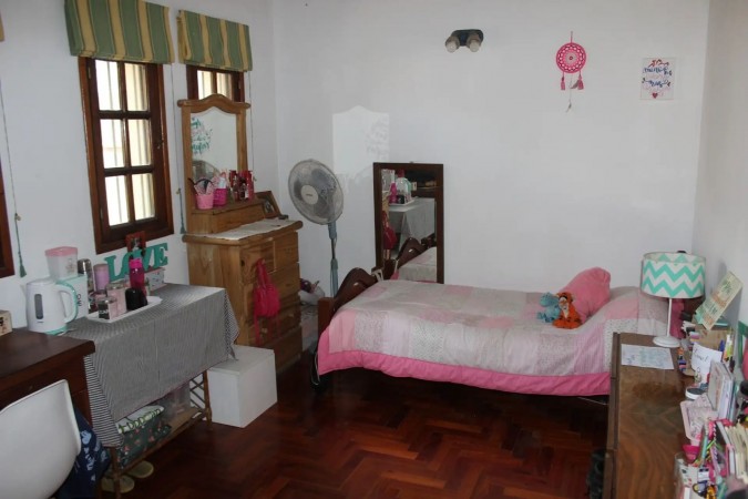Casa triplex en centro de Hurlingham