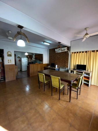 Casa con depto en planta alta 
