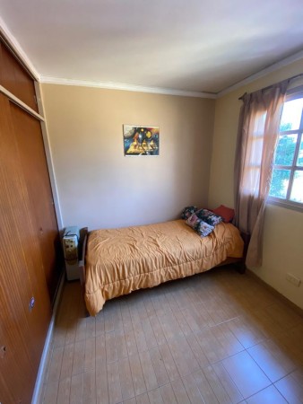 Casa con depto en planta alta 
