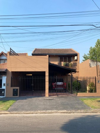 Casa con depto en planta alta 