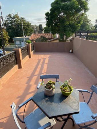 Casa con depto en planta alta 