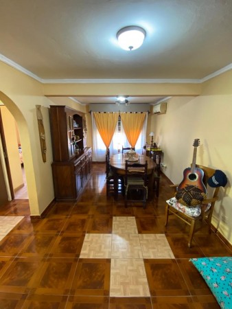 Casa con depto en planta alta 