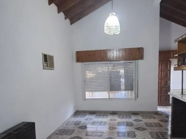 Casa en Villa Club con cochera y dependencia
