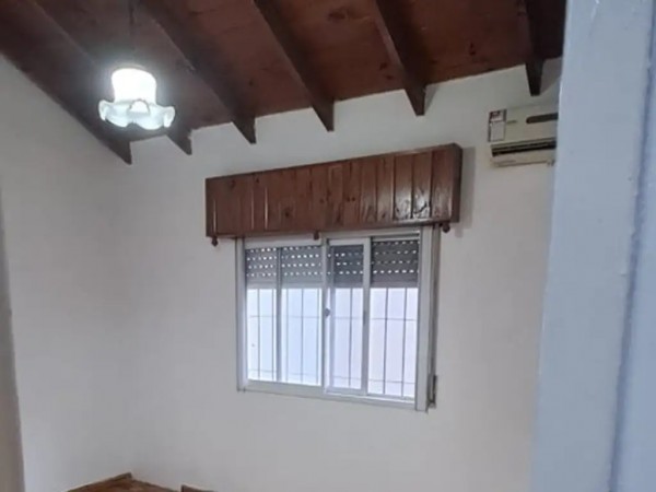 Casa en Villa Club con cochera y dependencia