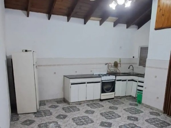 Casa en Villa Club con cochera y dependencia