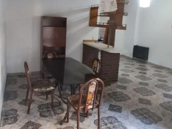 Casa en Villa Club con cochera y dependencia