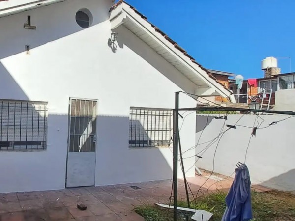 Casa en Villa Club con cochera y dependencia