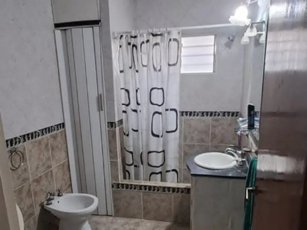 Casa en Villa Club con cochera y dependencia