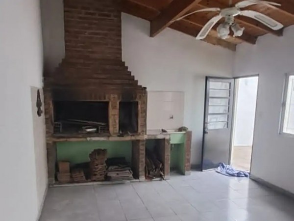 Casa en Villa Club con cochera y dependencia