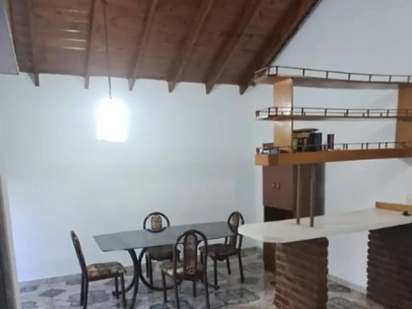 Casa en Villa Club con cochera y dependencia