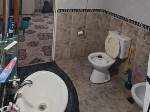 Casa en Villa Club con cochera y dependencia