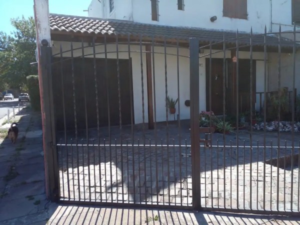 Casa en esquina, amplia y luminosa