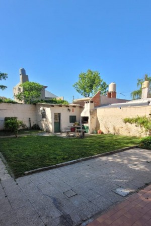 Casa con local sobre Granaderos Villa Club