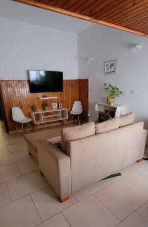 Casa con local sobre Granaderos Villa Club
